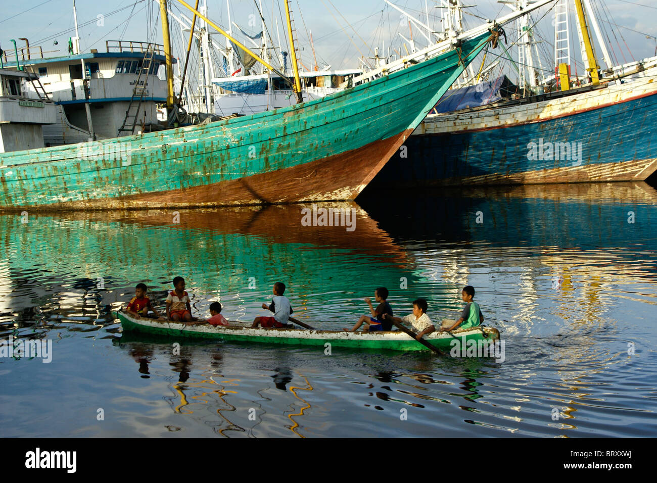 https://mdw-travel-data-us-east-1.s3.amazonaws.com/img/country/Indonesia/Paotere-Harbor/img_02.jpg