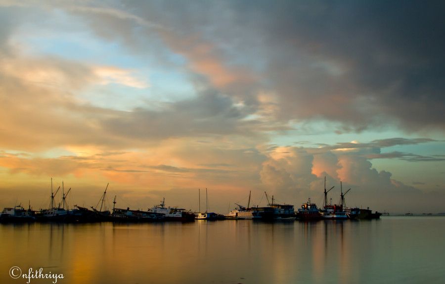 https://mdw-travel-data-us-east-1.s3.amazonaws.com/img/country/Indonesia/Paotere-Harbor/img_03.jpg