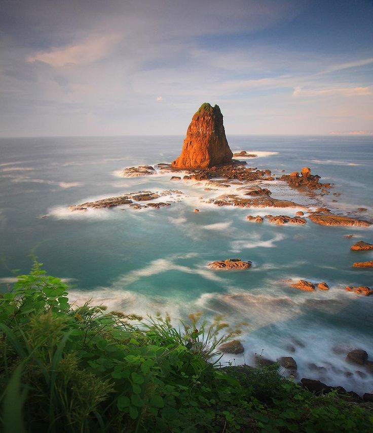 https://mdw-travel-data-us-east-1.s3.amazonaws.com/img/country/Indonesia/Papuma-Beach/img_02.jpg
