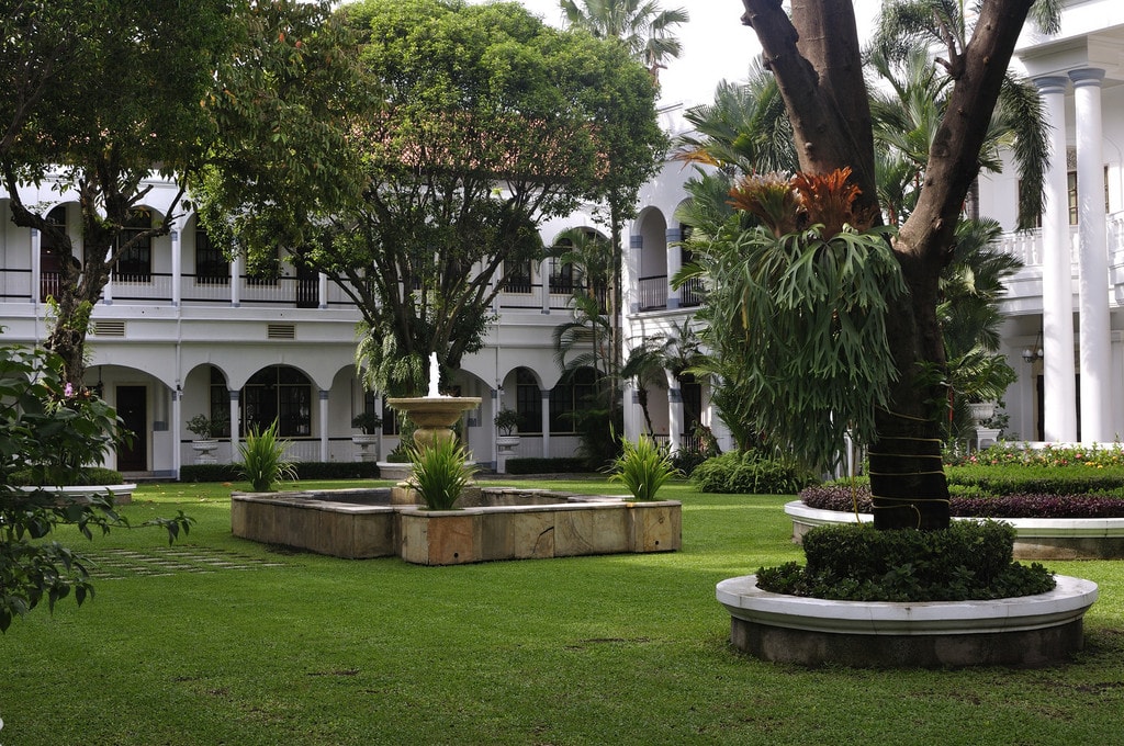 https://mdw-travel-data-us-east-1.s3.amazonaws.com/img/country/Indonesia/Pasar-Gede-Surabaya/img_01.jpg