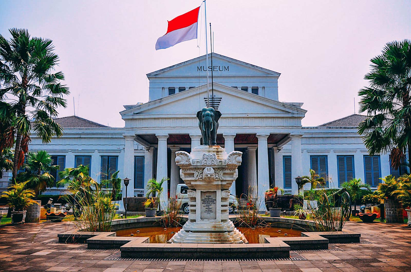 https://mdw-travel-data-us-east-1.s3.amazonaws.com/img/country/Indonesia/Pekanbaru-National-Museum/img_01.jpg