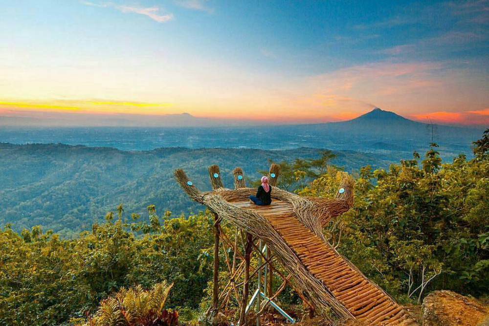 https://mdw-travel-data-us-east-1.s3.amazonaws.com/img/country/Indonesia/Pengger-Pine-Forest/img_02.jpg
