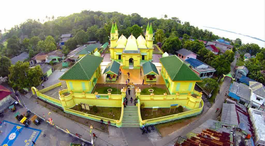 https://mdw-travel-data-us-east-1.s3.amazonaws.com/img/country/Indonesia/Penyengat-Island/img_01.jpg