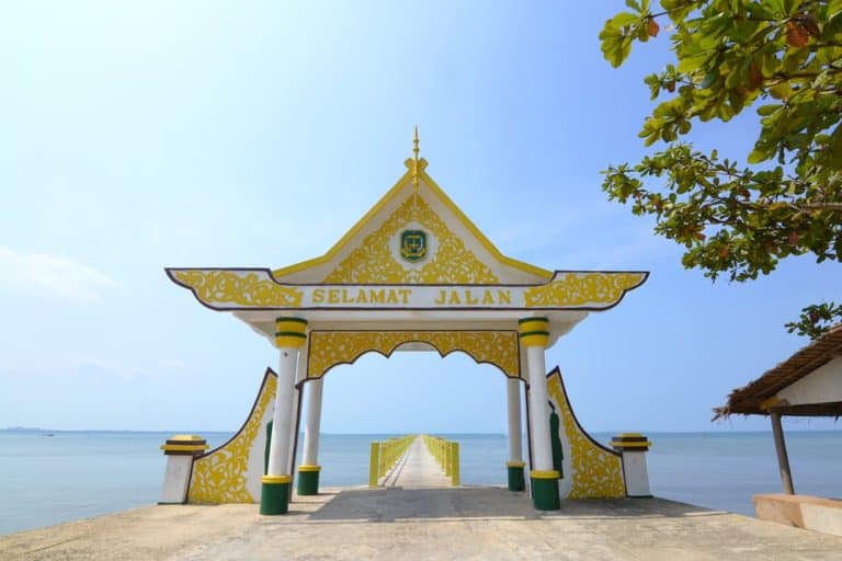 https://mdw-travel-data-us-east-1.s3.amazonaws.com/img/country/Indonesia/Penyengat/img_01.jpg