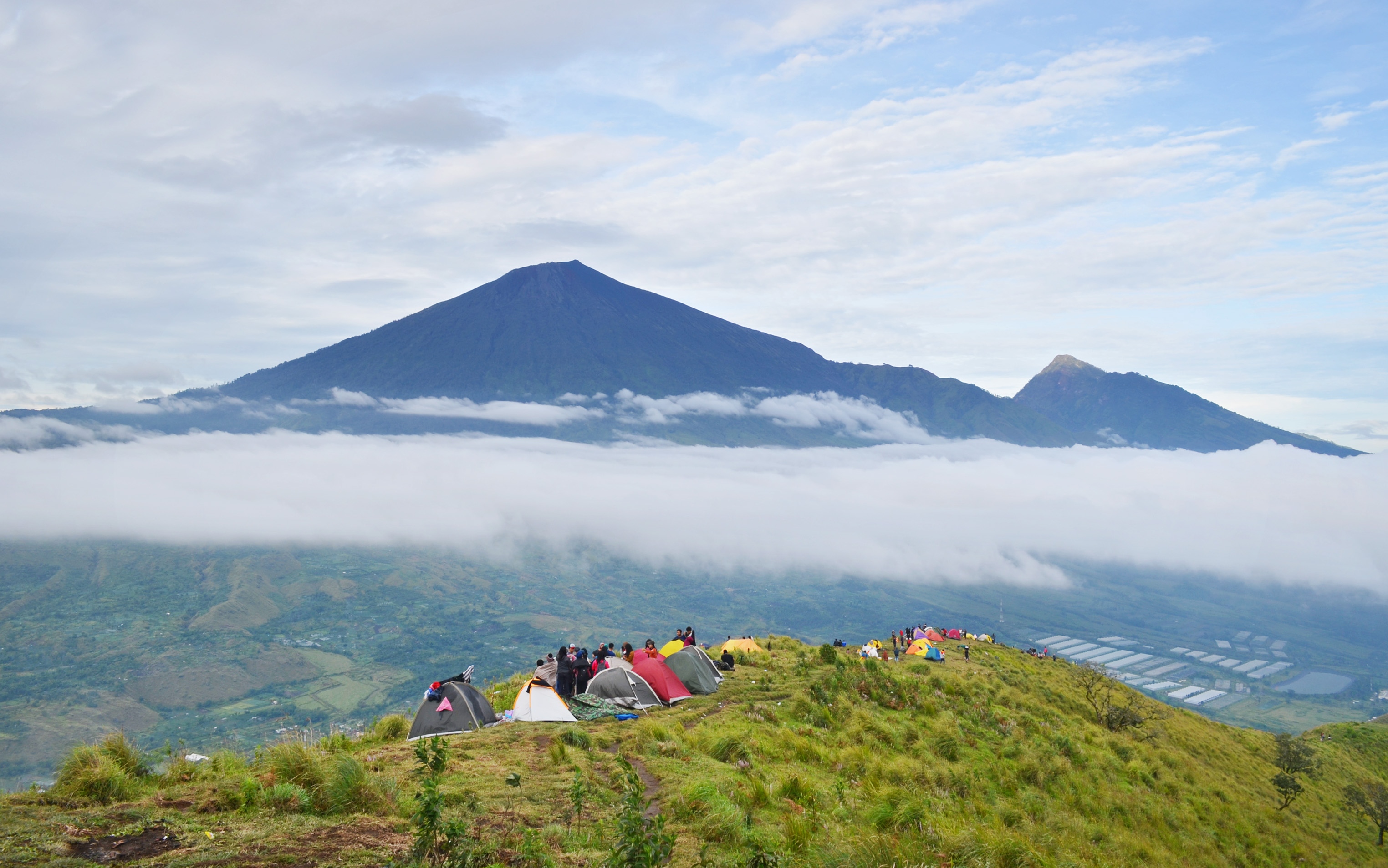 https://mdw-travel-data-us-east-1.s3.amazonaws.com/img/country/Indonesia/Pergasingan-Hill/img_01.jpg