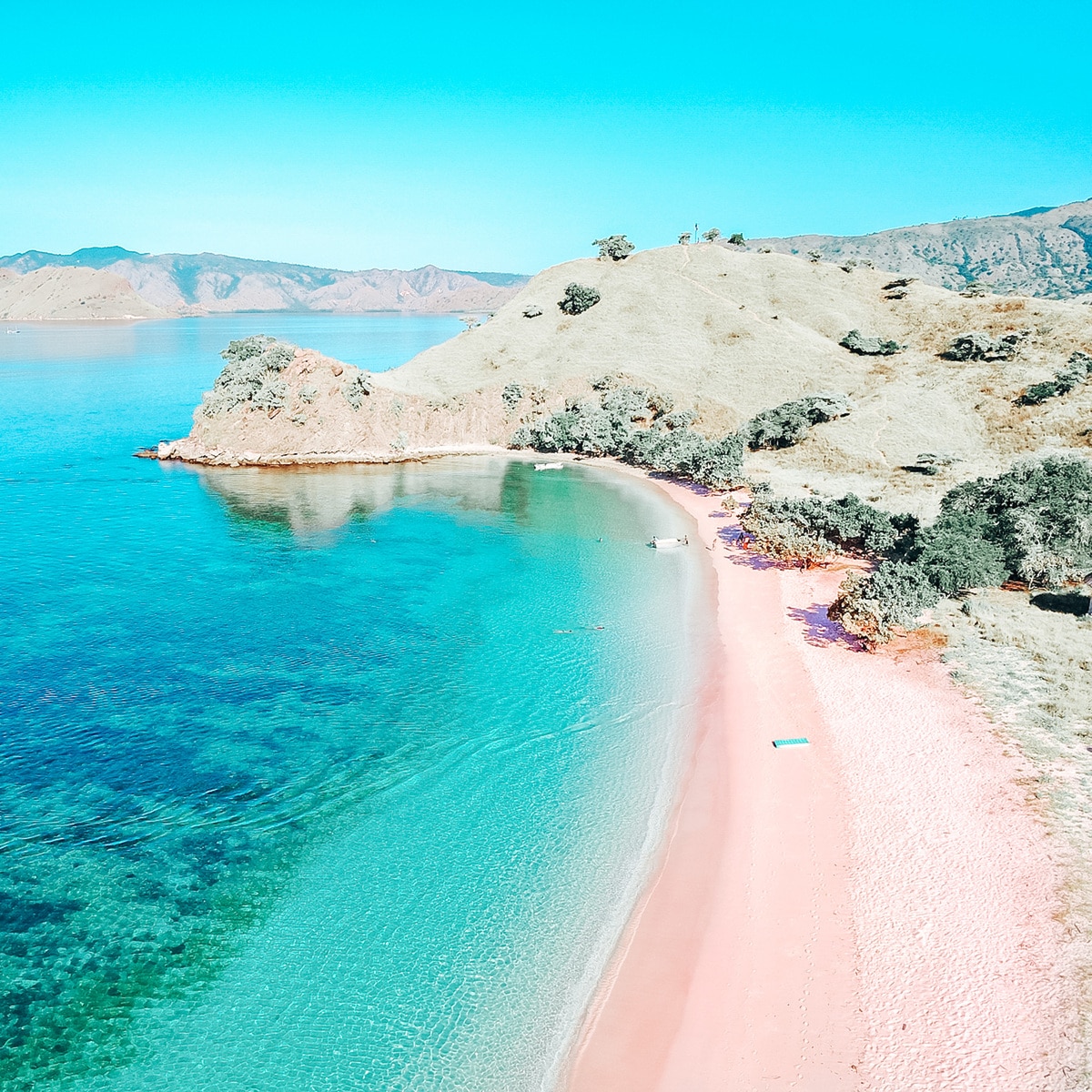 https://mdw-travel-data-us-east-1.s3.amazonaws.com/img/country/Indonesia/Pink-Beach/img_01.jpg