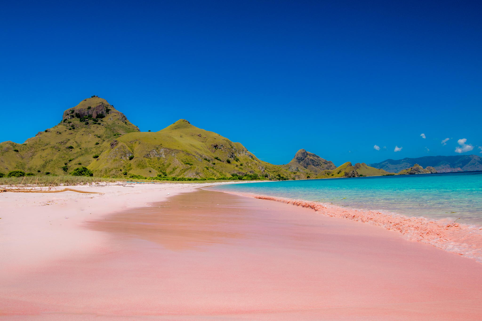 https://mdw-travel-data-us-east-1.s3.amazonaws.com/img/country/Indonesia/Pink-Beach/img_02.jpg