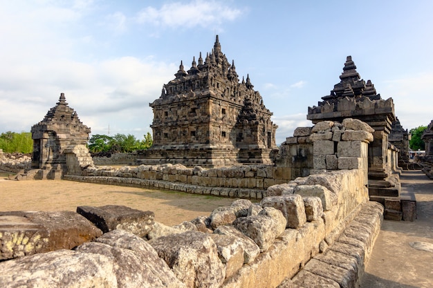 https://mdw-travel-data-us-east-1.s3.amazonaws.com/img/country/Indonesia/Plaosan-Temple/img_01.jpg