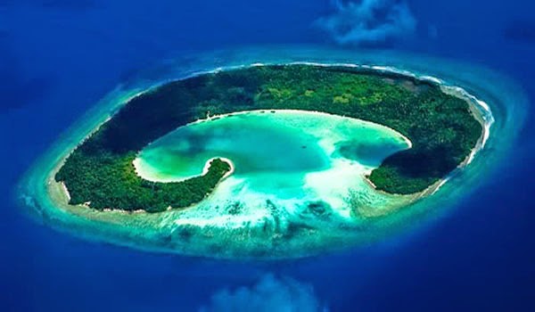 https://mdw-travel-data-us-east-1.s3.amazonaws.com/img/country/Indonesia/Plengkung-Beach/img_03.jpg