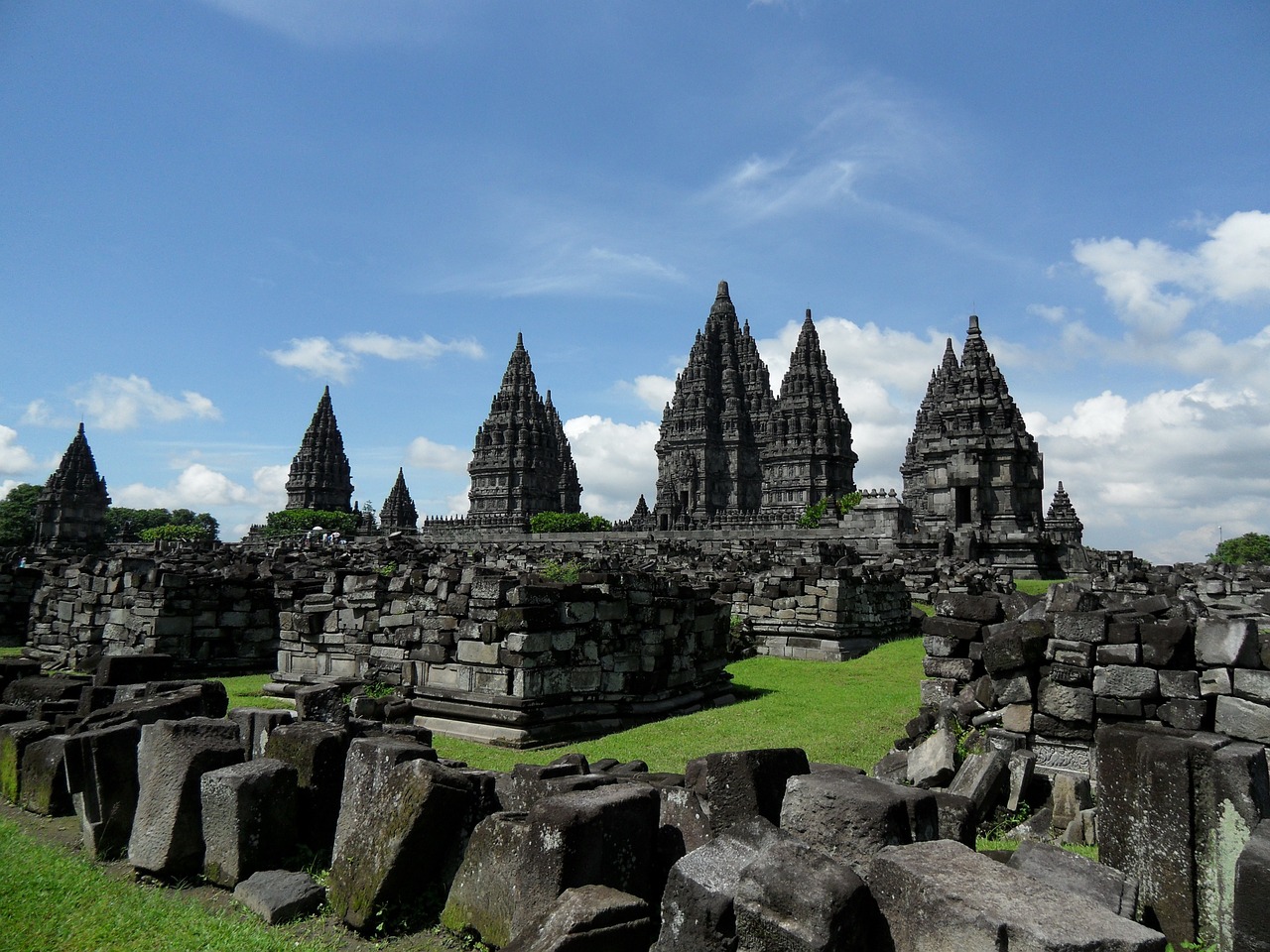 https://mdw-travel-data-us-east-1.s3.amazonaws.com/img/country/Indonesia/Prambanan-Temple/img_02.jpg
