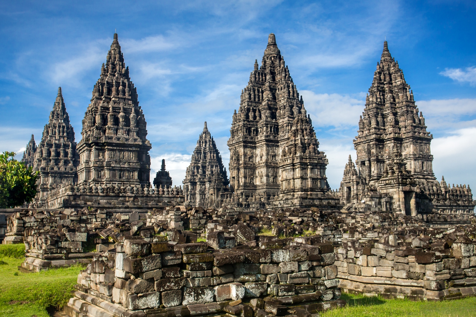 https://mdw-travel-data-us-east-1.s3.amazonaws.com/img/country/Indonesia/Prambanan-Temple/img_03.jpg
