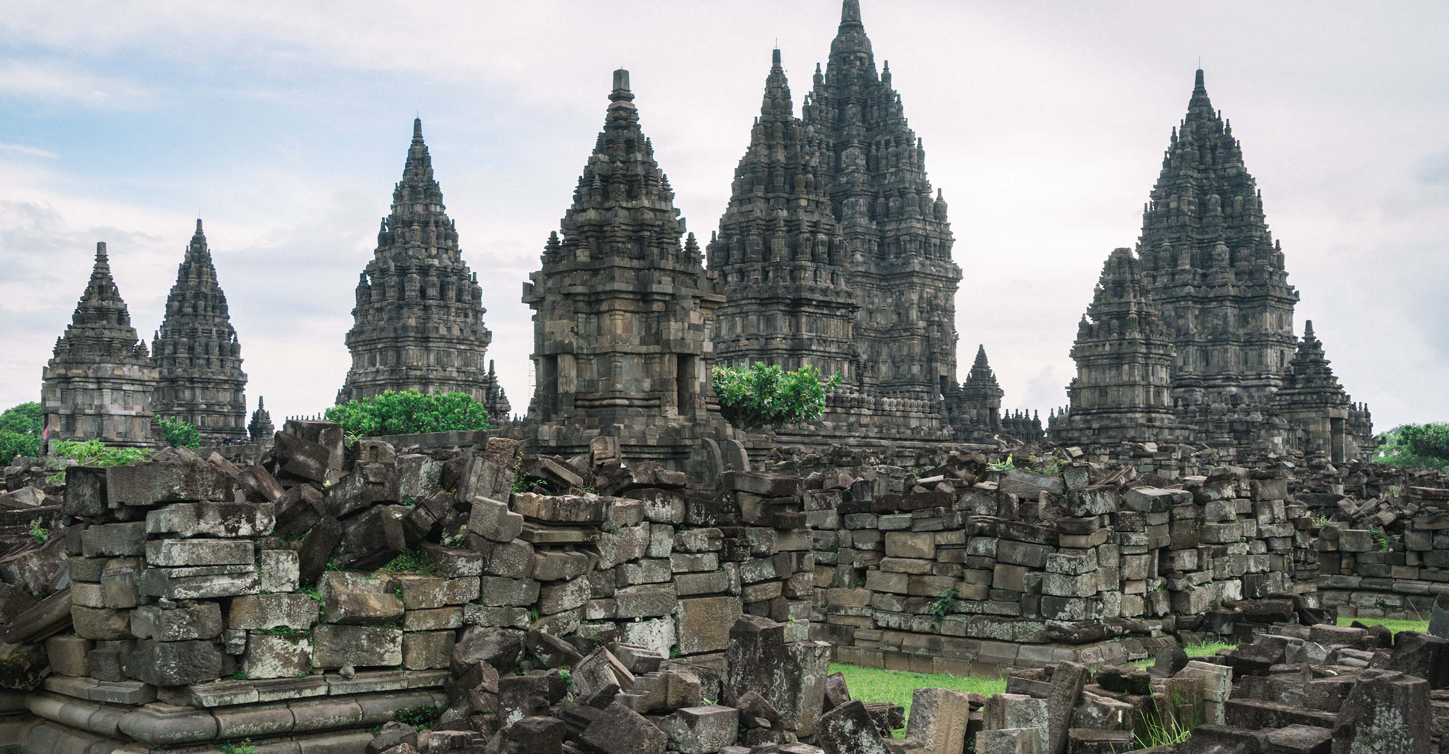 https://mdw-travel-data-us-east-1.s3.amazonaws.com/img/country/Indonesia/Prambanan-Temple/img_04.jpg