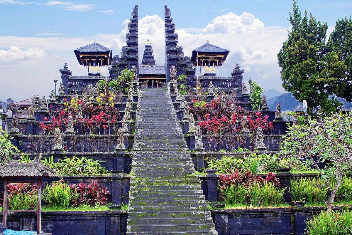https://mdw-travel-data-us-east-1.s3.amazonaws.com/img/country/Indonesia/Pura-Besakih/img_01.jpg