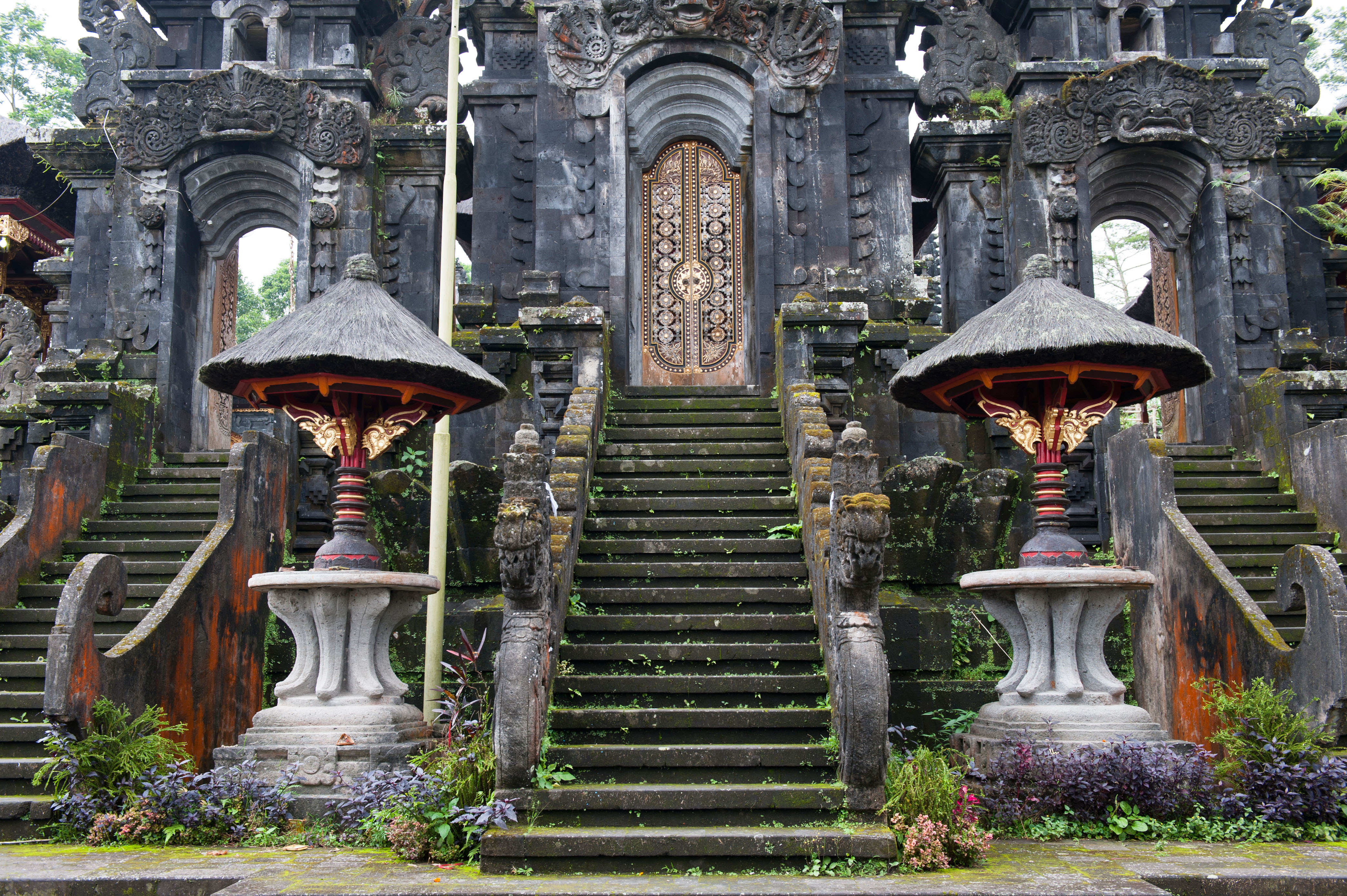 https://mdw-travel-data-us-east-1.s3.amazonaws.com/img/country/Indonesia/Pura-Besakih/img_02.jpg