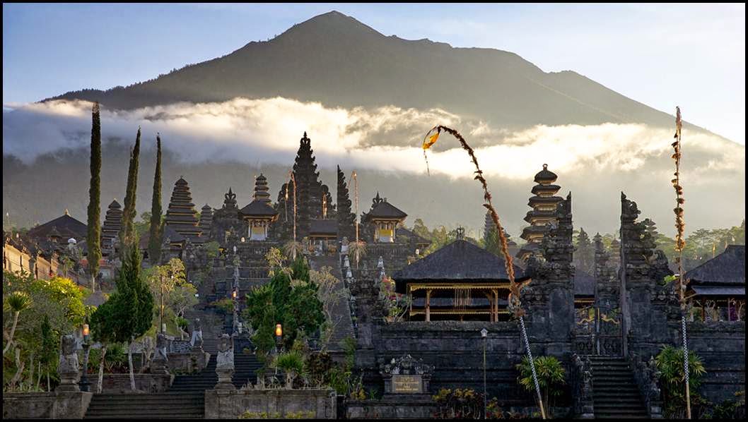 https://mdw-travel-data-us-east-1.s3.amazonaws.com/img/country/Indonesia/Pura-Besakih/img_03.jpg