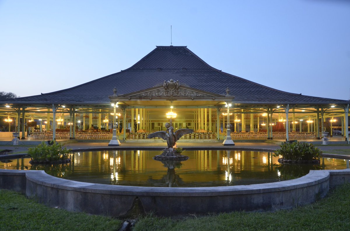 https://mdw-travel-data-us-east-1.s3.amazonaws.com/img/country/Indonesia/Pura-Mangkunegaran/img_02.jpg