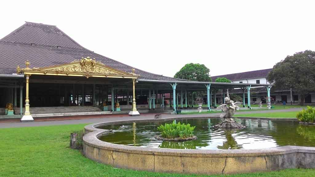 https://mdw-travel-data-us-east-1.s3.amazonaws.com/img/country/Indonesia/Pura-Mangkunegaran/img_03.jpg