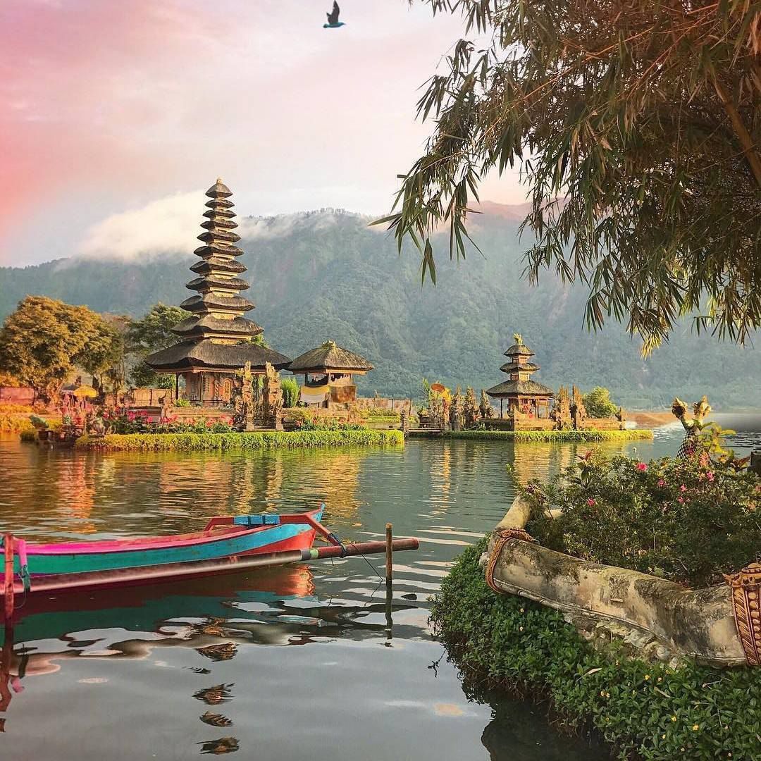 https://mdw-travel-data-us-east-1.s3.amazonaws.com/img/country/Indonesia/Pura-Ulun-Danu-Bratan/img_02.jpg