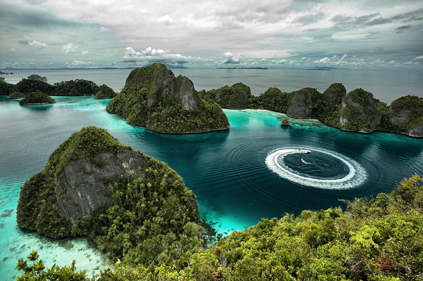 https://mdw-travel-data-us-east-1.s3.amazonaws.com/img/country/Indonesia/Raja-Island/img_03.jpg