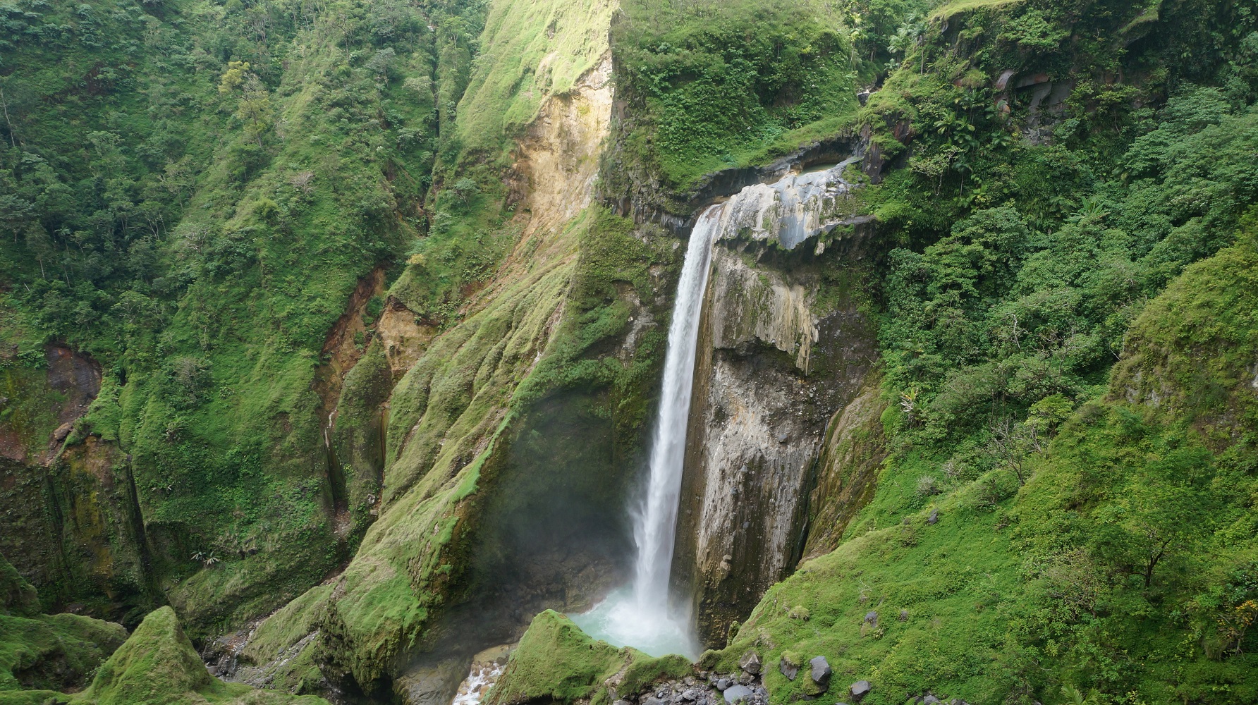 https://mdw-travel-data-us-east-1.s3.amazonaws.com/img/country/Indonesia/Raluso-Waterfall/img_01.jpg