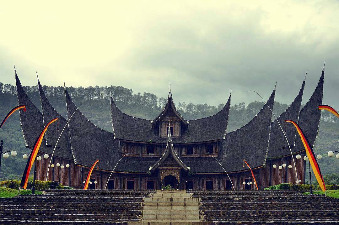 https://mdw-travel-data-us-east-1.s3.amazonaws.com/img/country/Indonesia/Ranah-Minang-Village/img_01.jpg