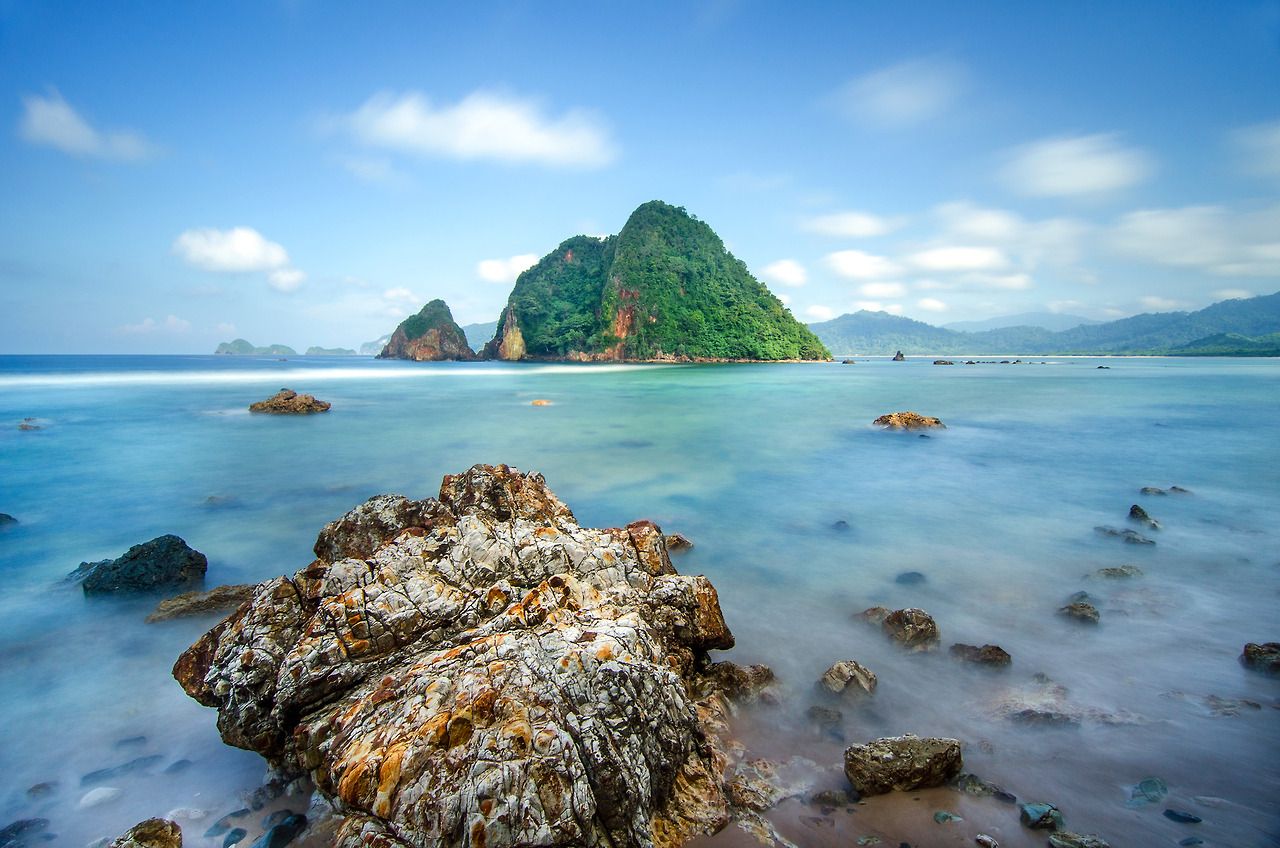 https://mdw-travel-data-us-east-1.s3.amazonaws.com/img/country/Indonesia/Red-Island-Beach/img_03.jpg
