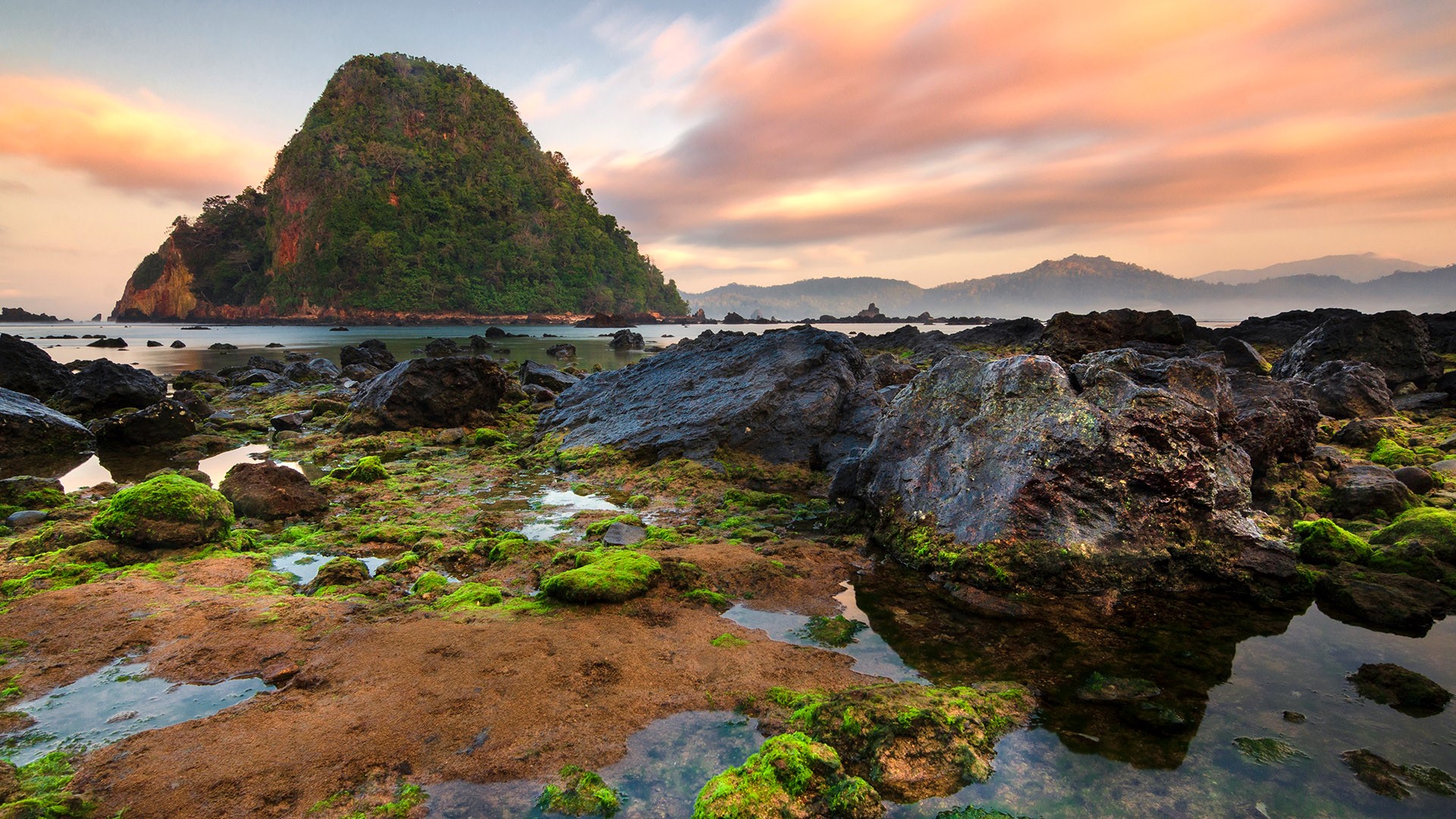 https://mdw-travel-data-us-east-1.s3.amazonaws.com/img/country/Indonesia/Red-Island-Pulau-Merah/img_00.jpg