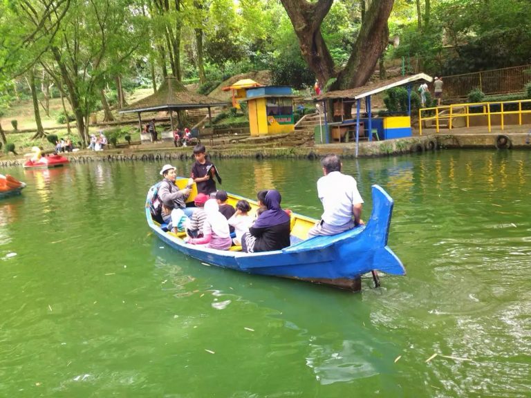 https://mdw-travel-data-us-east-1.s3.amazonaws.com/img/country/Indonesia/Rumbai-Zoo/img_02.jpg