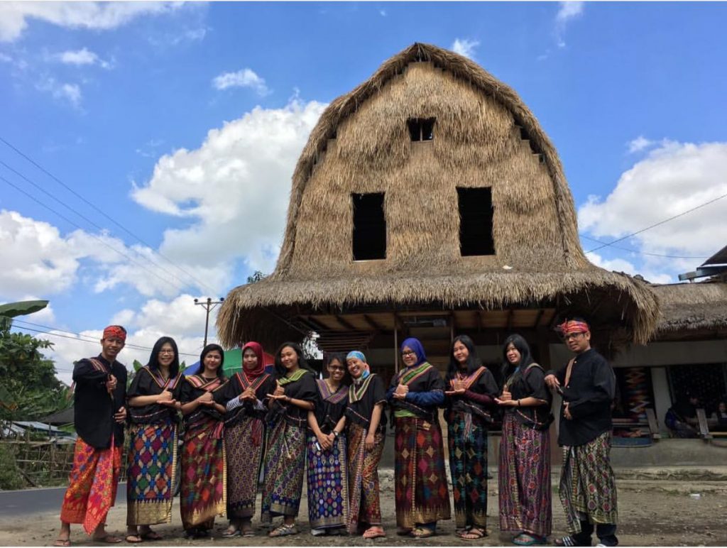 https://mdw-travel-data-us-east-1.s3.amazonaws.com/img/country/Indonesia/Sade-Traditional-Weaving-Village/img_01.jpg