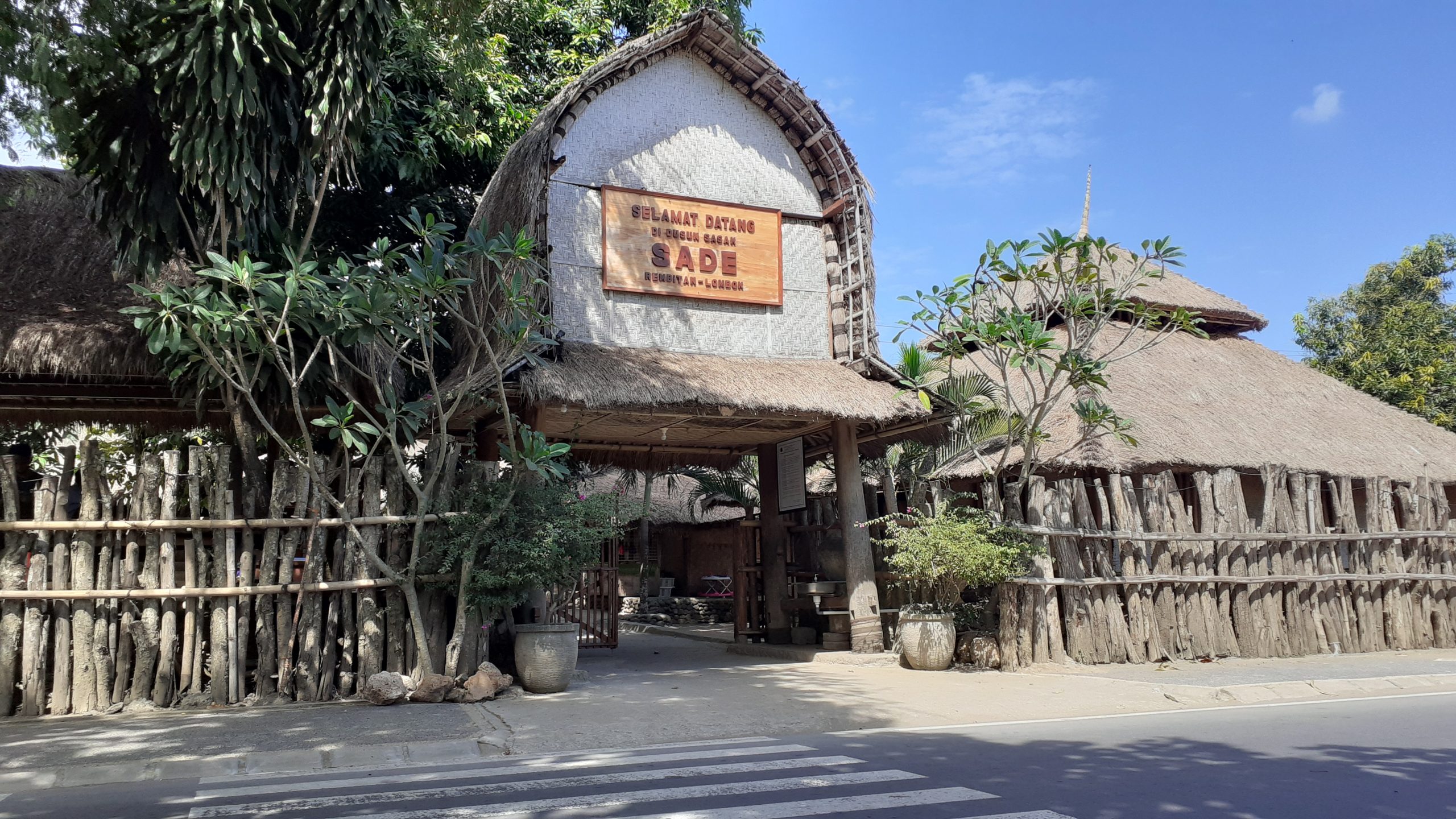 https://mdw-travel-data-us-east-1.s3.amazonaws.com/img/country/Indonesia/Sade-Traditional-Weaving-Village/img_02.jpg