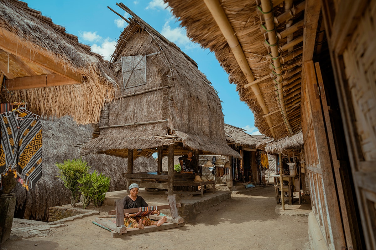 https://mdw-travel-data-us-east-1.s3.amazonaws.com/img/country/Indonesia/Sade-Traditional-Weaving-Village/img_03.jpg