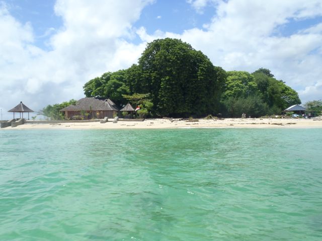 https://mdw-travel-data-us-east-1.s3.amazonaws.com/img/country/Indonesia/Samalona-Island/img_02.jpg