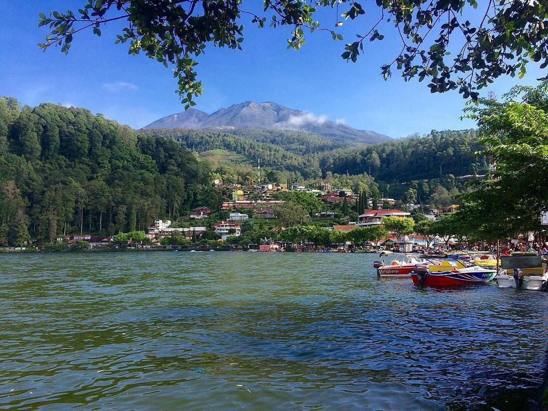 https://mdw-travel-data-us-east-1.s3.amazonaws.com/img/country/Indonesia/Sarangan-Lake/img_02.jpg