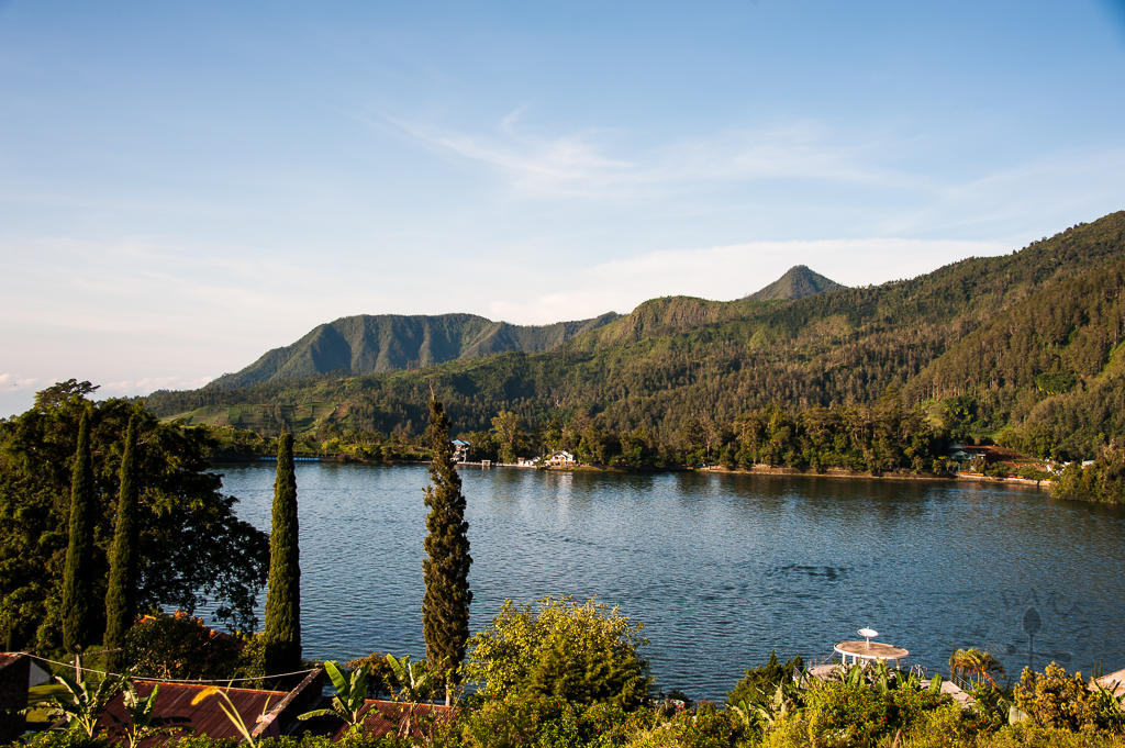 https://mdw-travel-data-us-east-1.s3.amazonaws.com/img/country/Indonesia/Sarangan-Lake/img_03.jpg