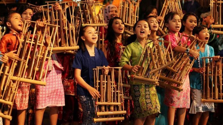 https://mdw-travel-data-us-east-1.s3.amazonaws.com/img/country/Indonesia/Saung-Angklung-Udjo/img_01.jpg
