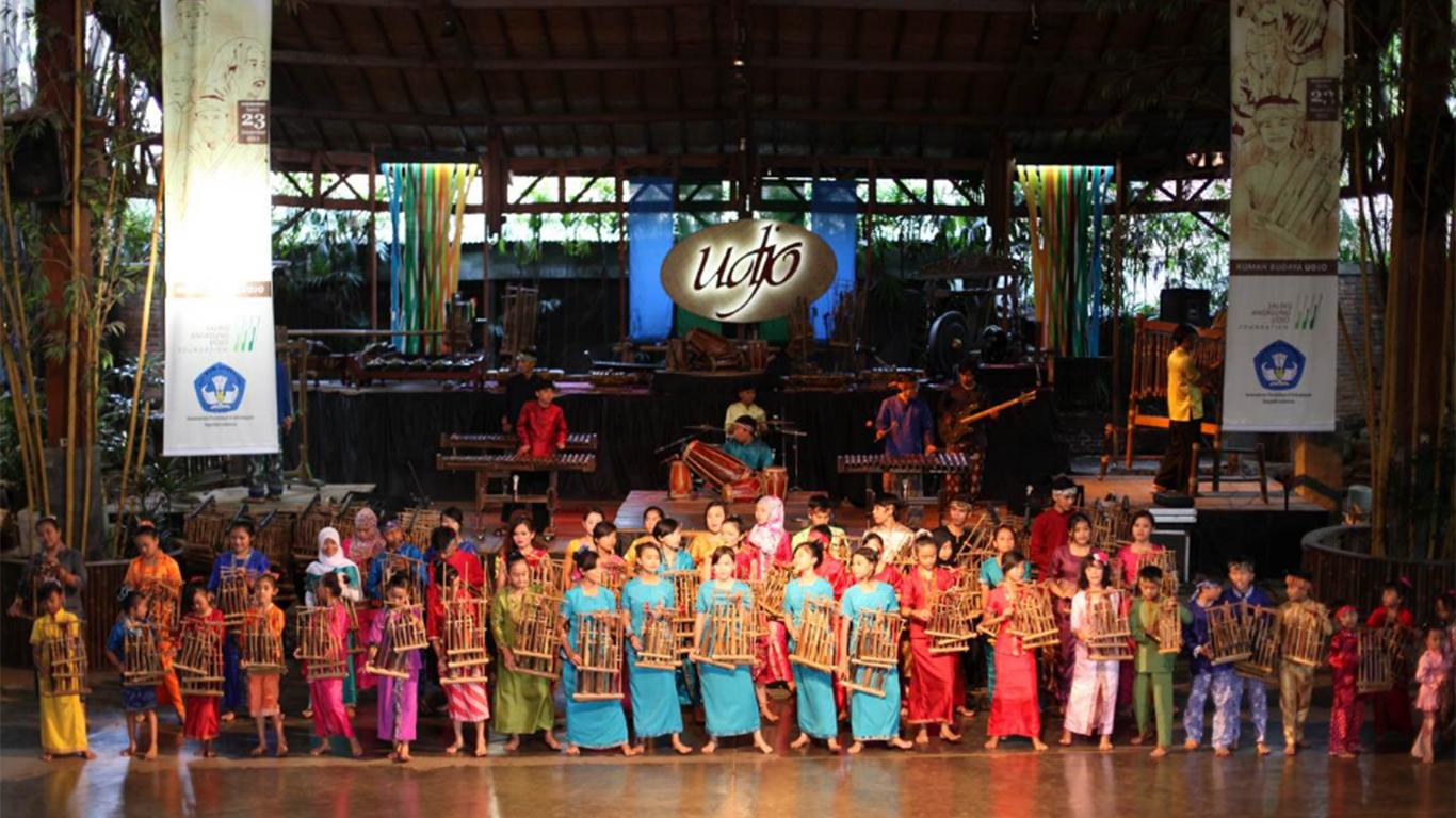 https://mdw-travel-data-us-east-1.s3.amazonaws.com/img/country/Indonesia/Saung-Angklung-Udjo/img_03.jpg