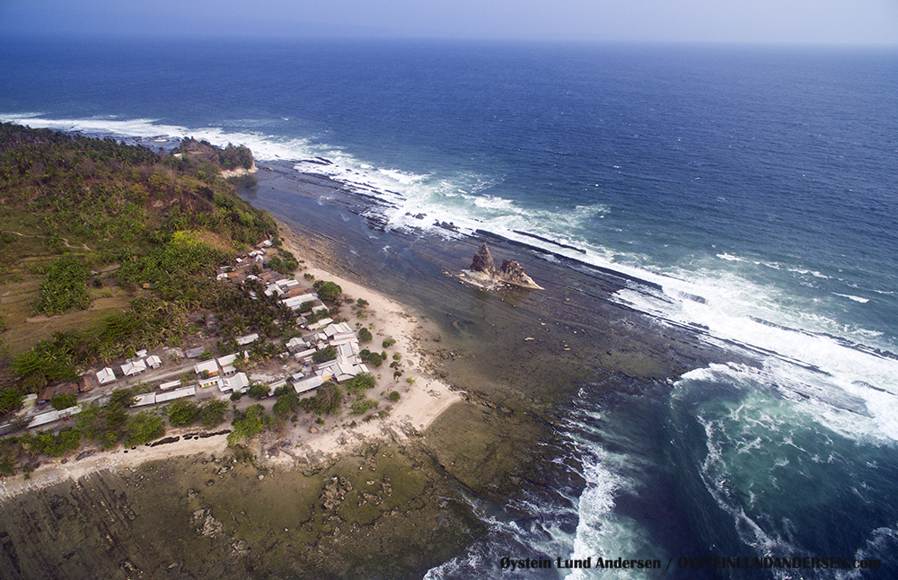 https://mdw-travel-data-us-east-1.s3.amazonaws.com/img/country/Indonesia/Sawarna-Beach/img_01.jpg