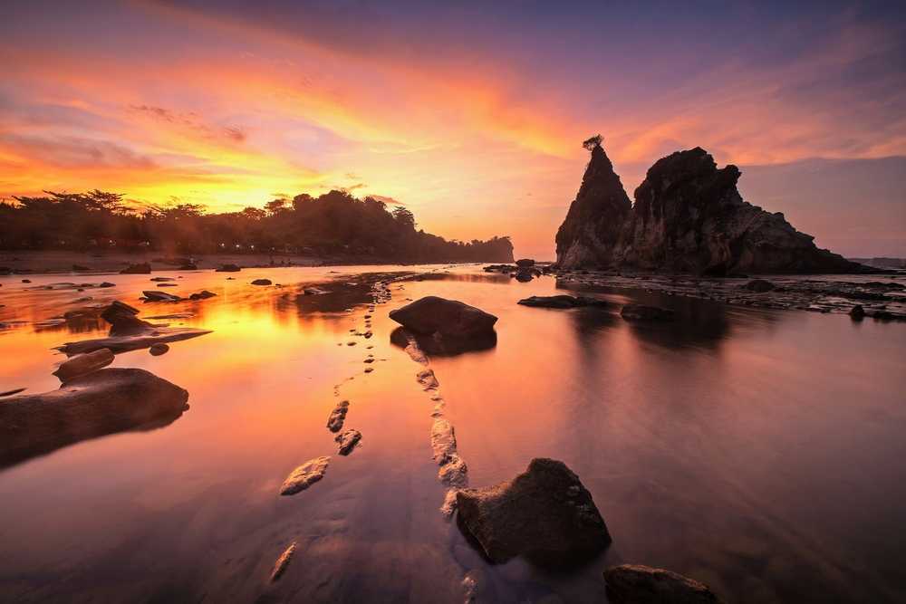 https://mdw-travel-data-us-east-1.s3.amazonaws.com/img/country/Indonesia/Sawarna-Beach/img_02.jpg