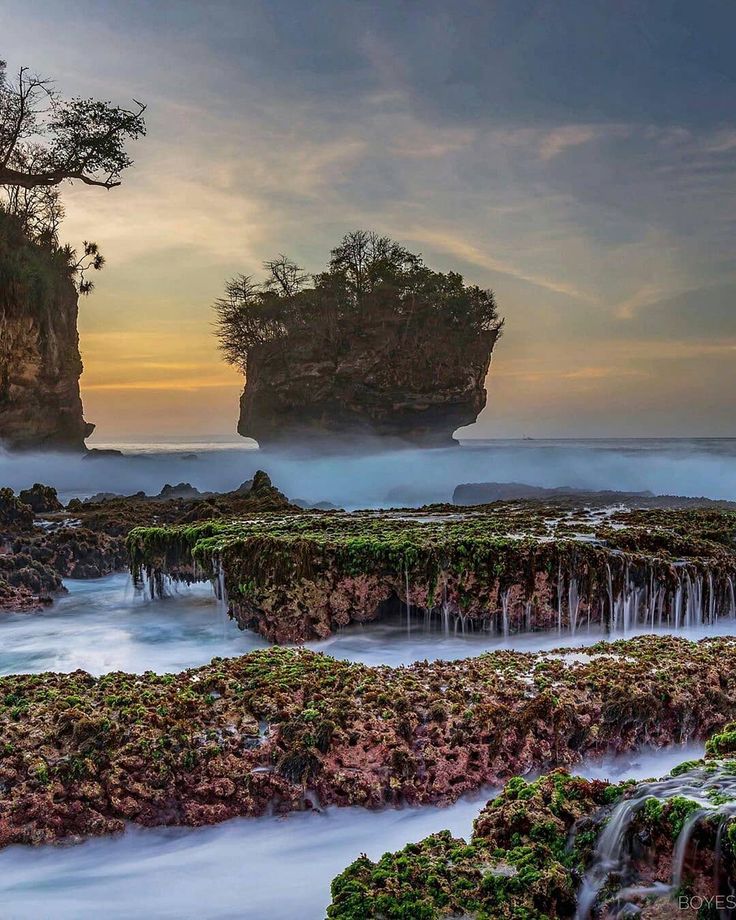 https://mdw-travel-data-us-east-1.s3.amazonaws.com/img/country/Indonesia/Sawarna-Beach/img_03.jpg