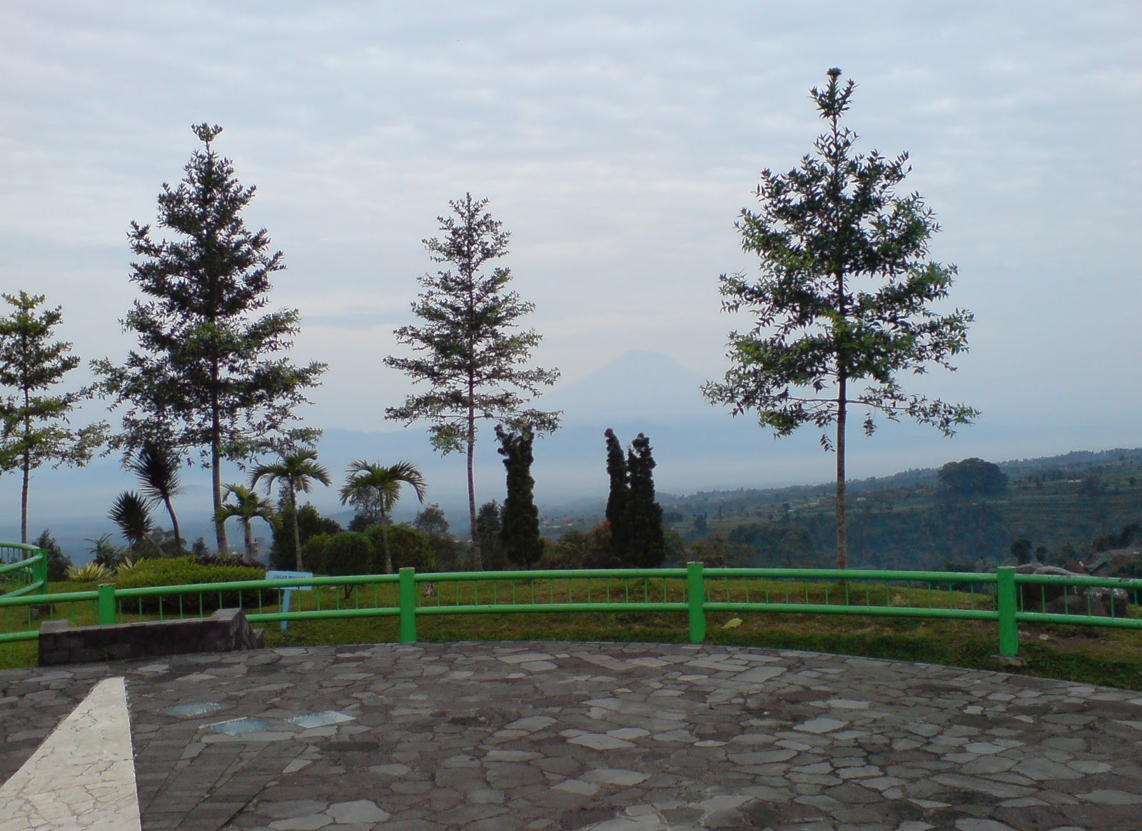 https://mdw-travel-data-us-east-1.s3.amazonaws.com/img/country/Indonesia/Selo-Pass/img_01.jpg