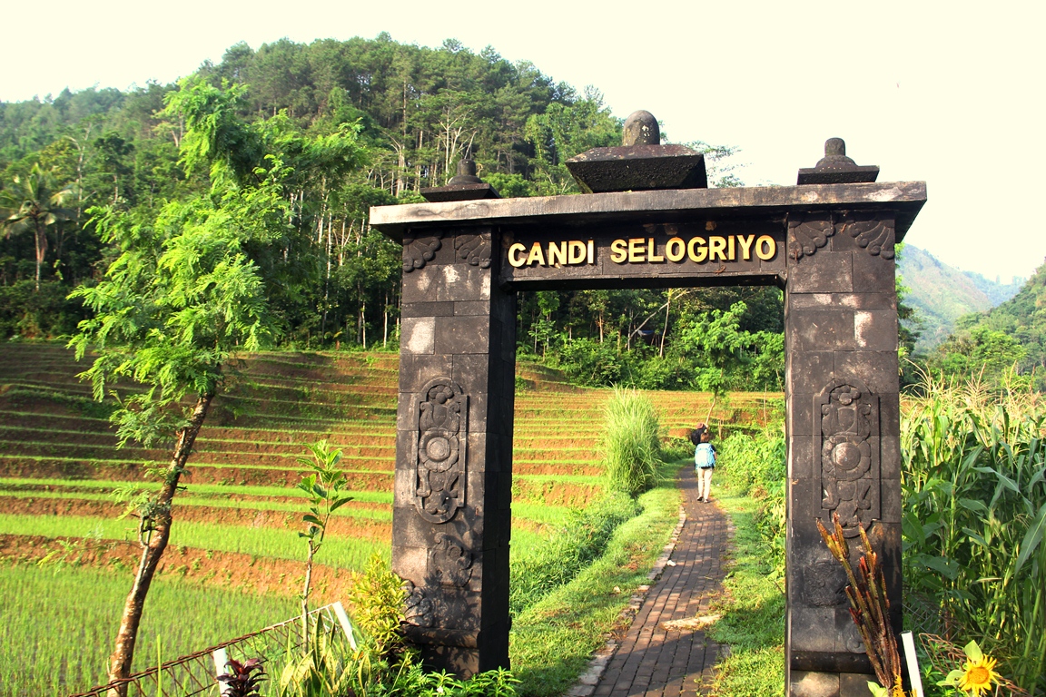 https://mdw-travel-data-us-east-1.s3.amazonaws.com/img/country/Indonesia/Selogriyo-Temple/img_02.jpg
