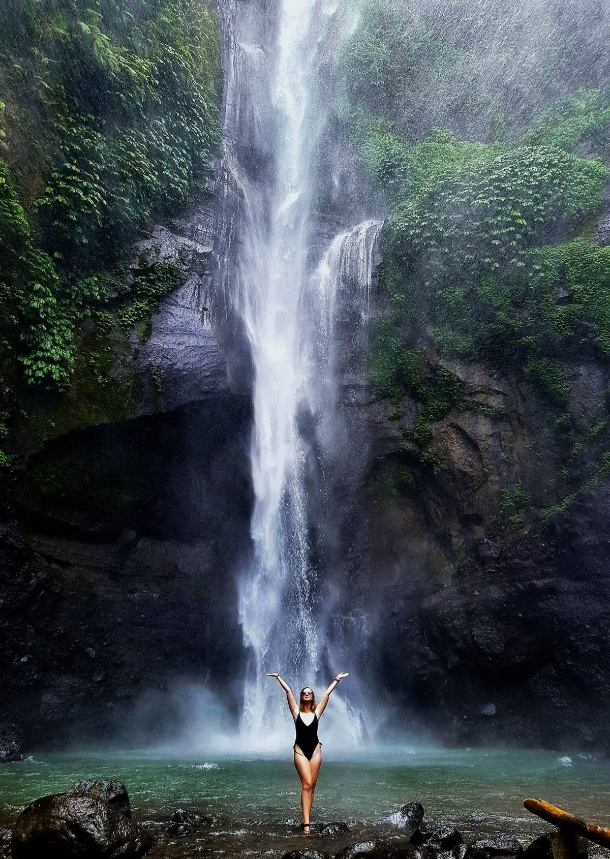 https://mdw-travel-data-us-east-1.s3.amazonaws.com/img/country/Indonesia/Sempol-Waterfall/img_03.jpg