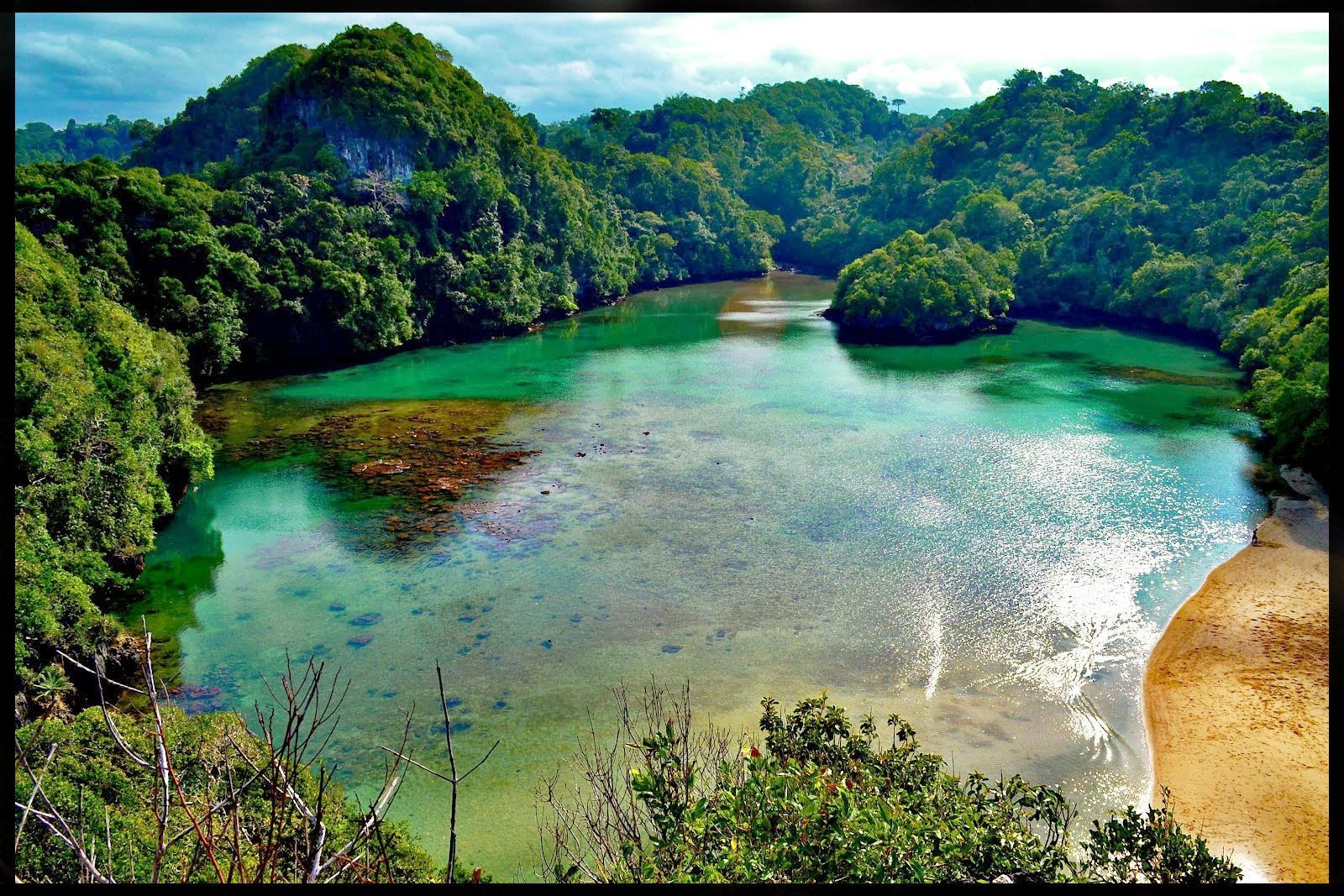 https://mdw-travel-data-us-east-1.s3.amazonaws.com/img/country/Indonesia/Sempu-Island/img_01.jpg