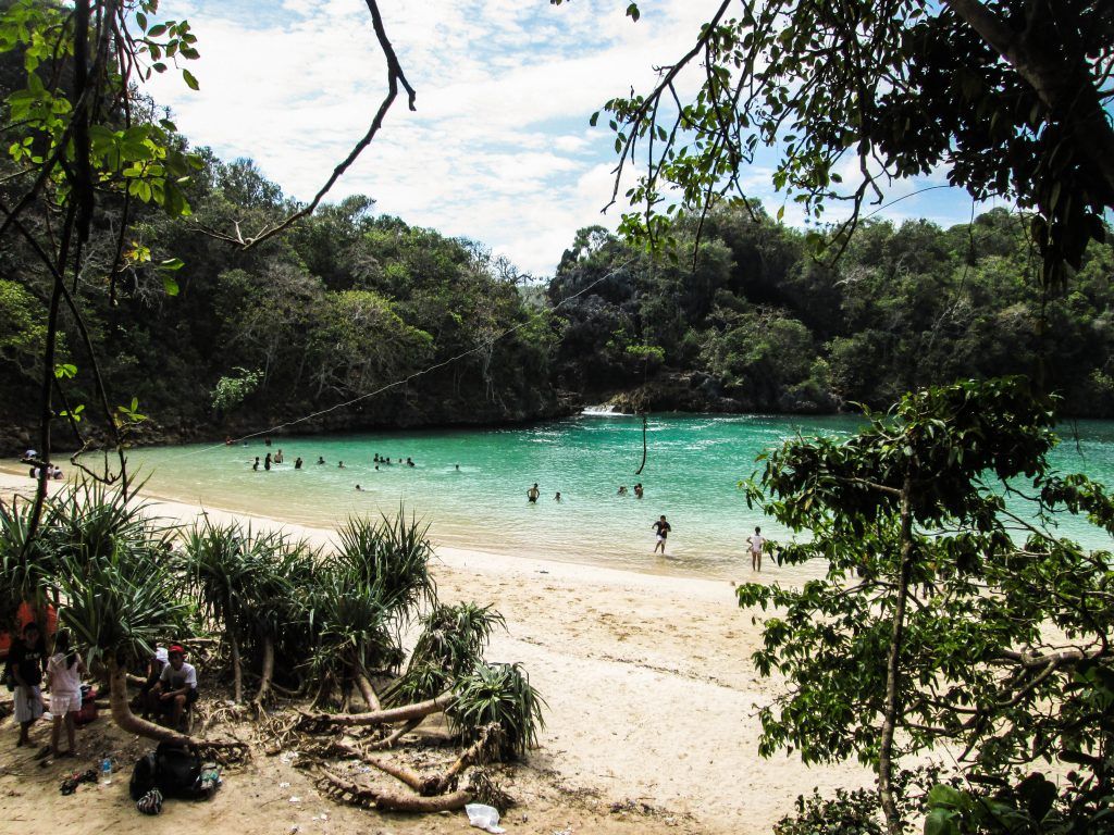https://mdw-travel-data-us-east-1.s3.amazonaws.com/img/country/Indonesia/Sempu-Island/img_03.jpg