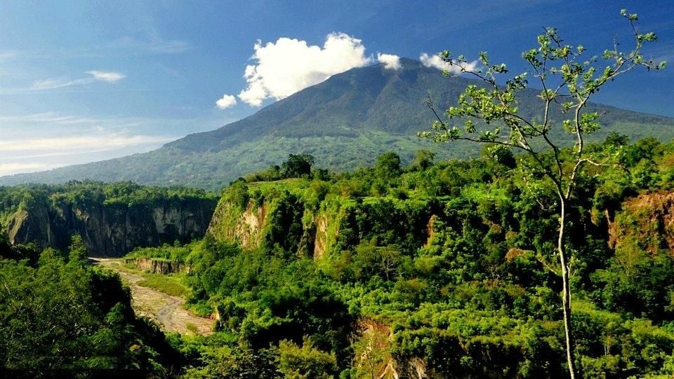 https://mdw-travel-data-us-east-1.s3.amazonaws.com/img/country/Indonesia/Sianok-Canyon/img_02.jpg