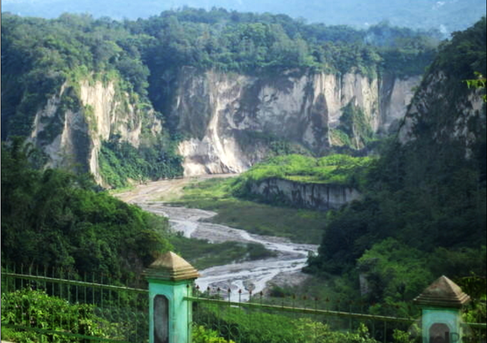 https://mdw-travel-data-us-east-1.s3.amazonaws.com/img/country/Indonesia/Sianok-Canyon/img_03.jpg