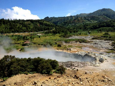 https://mdw-travel-data-us-east-1.s3.amazonaws.com/img/country/Indonesia/Sikidang-Crater/img_02.jpg