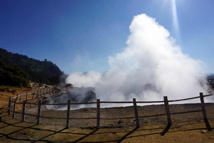 https://mdw-travel-data-us-east-1.s3.amazonaws.com/img/country/Indonesia/Sikidang-Crater/img_04.jpg