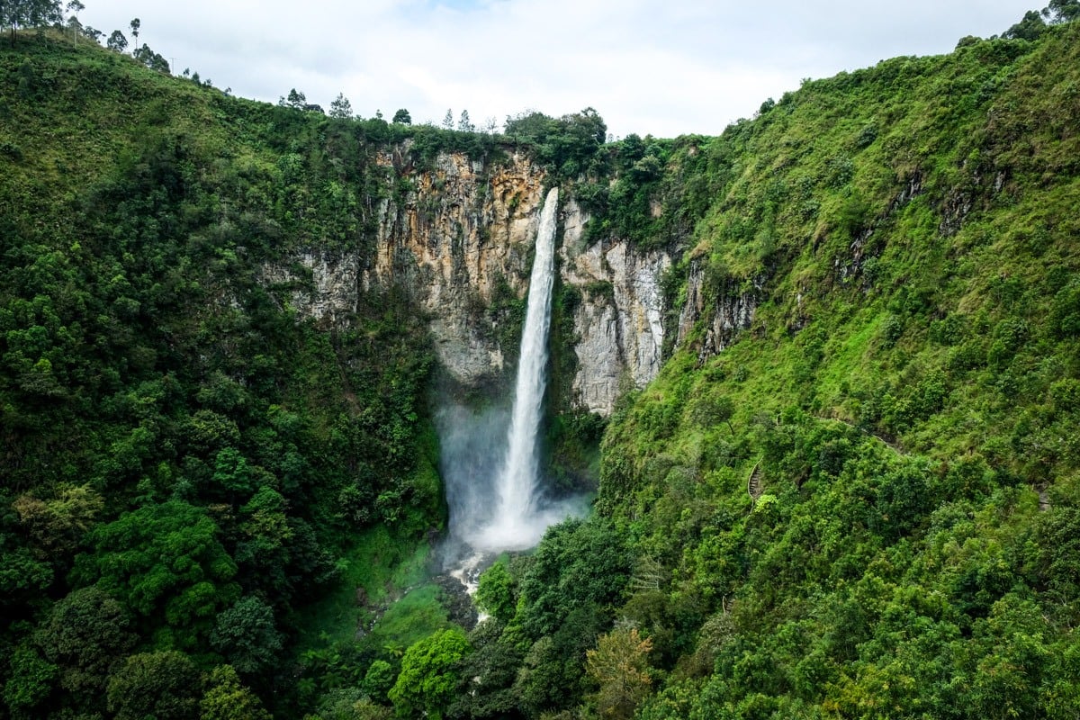 https://mdw-travel-data-us-east-1.s3.amazonaws.com/img/country/Indonesia/Sipiso-piso-Waterfall/img_01.jpg