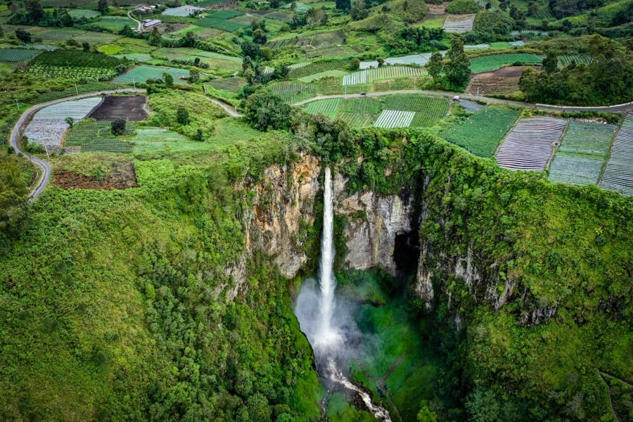 https://mdw-travel-data-us-east-1.s3.amazonaws.com/img/country/Indonesia/Sipiso-piso-Waterfall/img_02.jpg